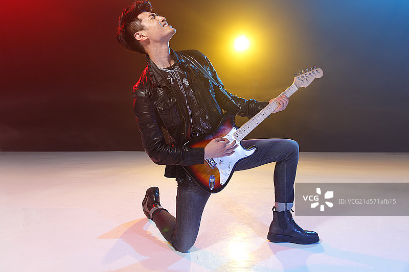 青年男人在酒吧唱歌图片素材