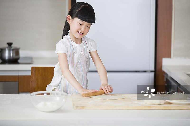 小女孩擀面皮图片素材