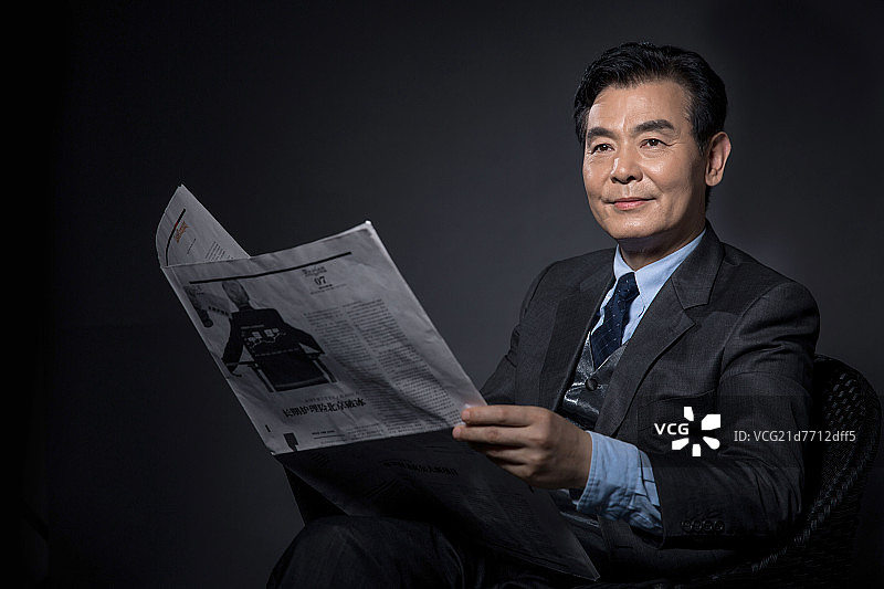 看报的商务男士图片素材