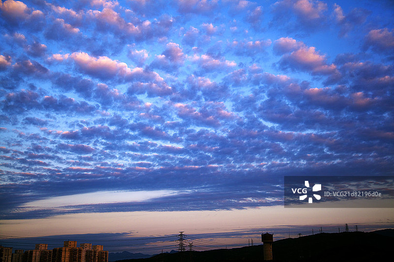 晚霞下的输电塔图片素材