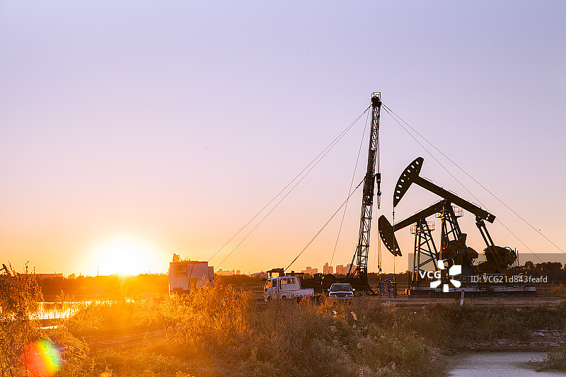 大庆油田的抽油机图片素材