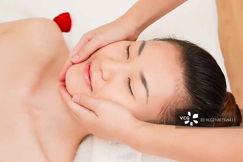 东方女人在做美容护理图片素材