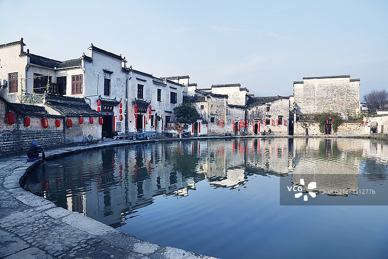东方文化经典-安徽宏村建筑与月沼水景图片素材