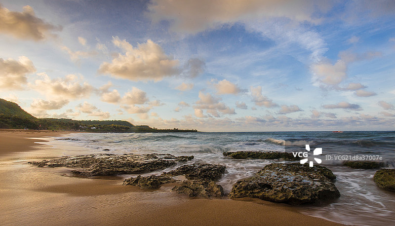 晨曦中的台湾垦丁白沙湾图片素材