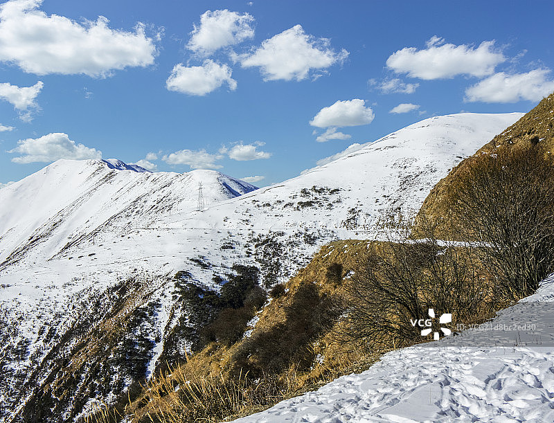 横断山区雪山峡谷森林风光 积雪覆盖的盘山公路图片素材