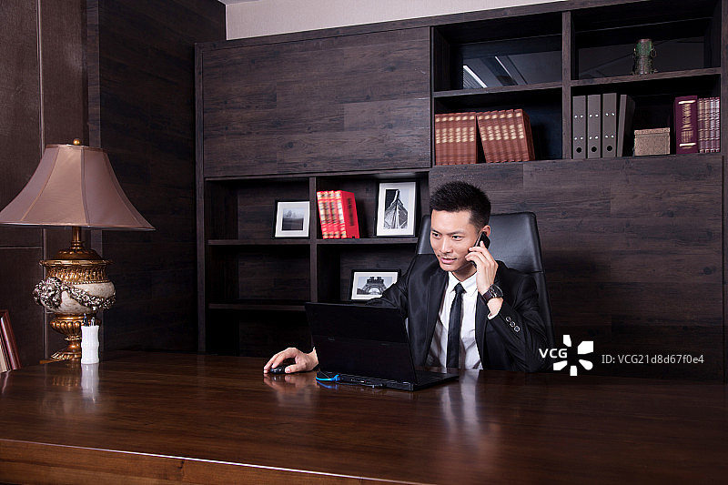商务人士在办公室打电话图片素材