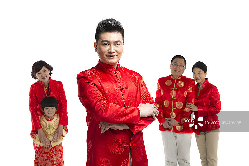 棚拍节日气氛中的唐装一家人团聚图片素材