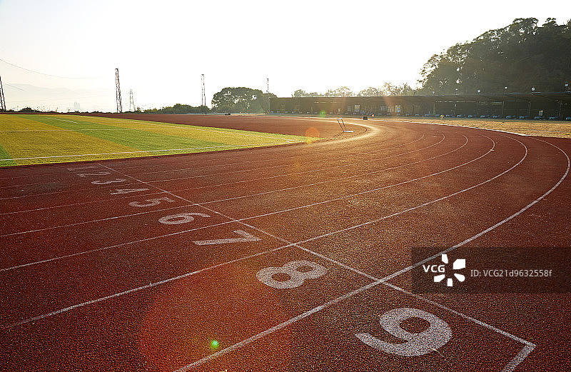逆光下的运动跑道图片素材
