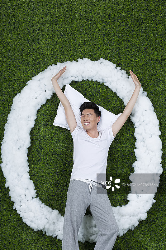 草地创意睡觉的男青年图片素材