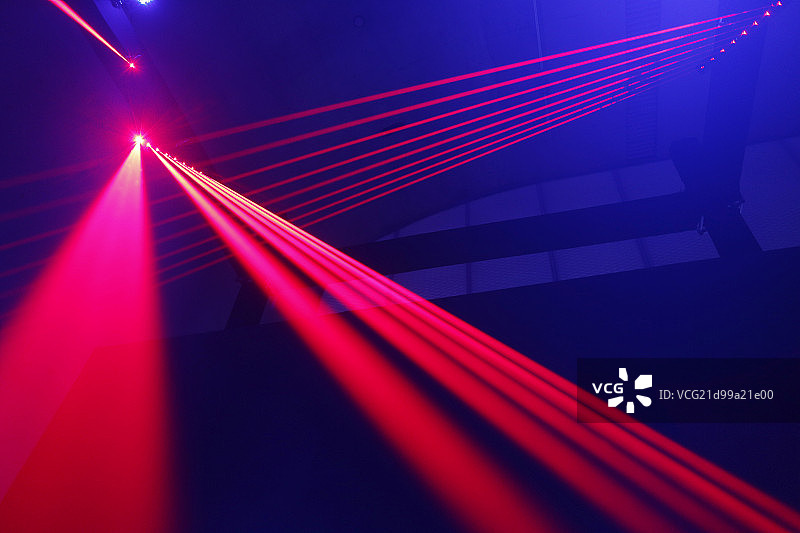 蓝色背景下的红色光线图片素材