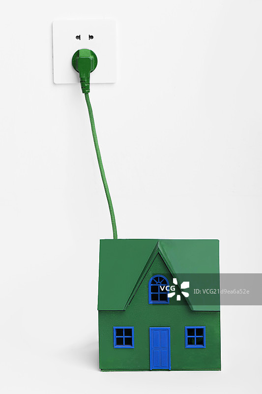 放在桌子上的绿色房子图片素材