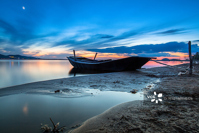 夕阳下的闪电湖图片素材