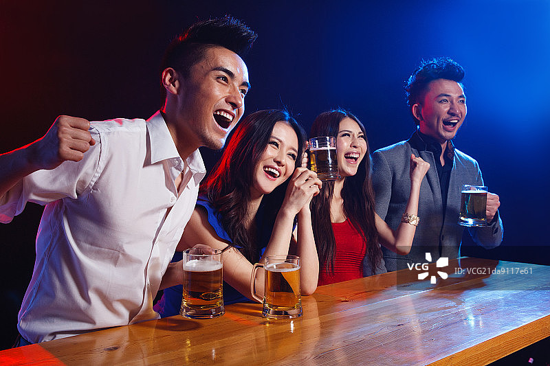 年轻人在酒吧喝酒欢呼图片素材