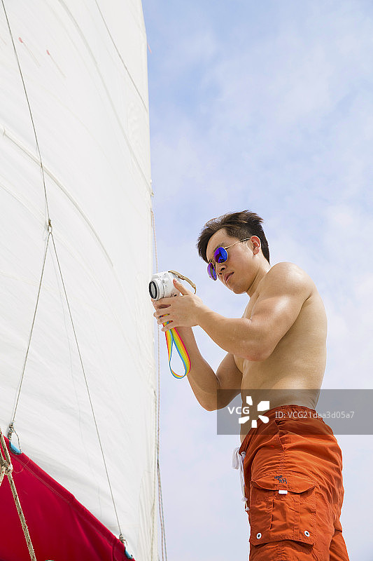 青年男人海上度假图片素材