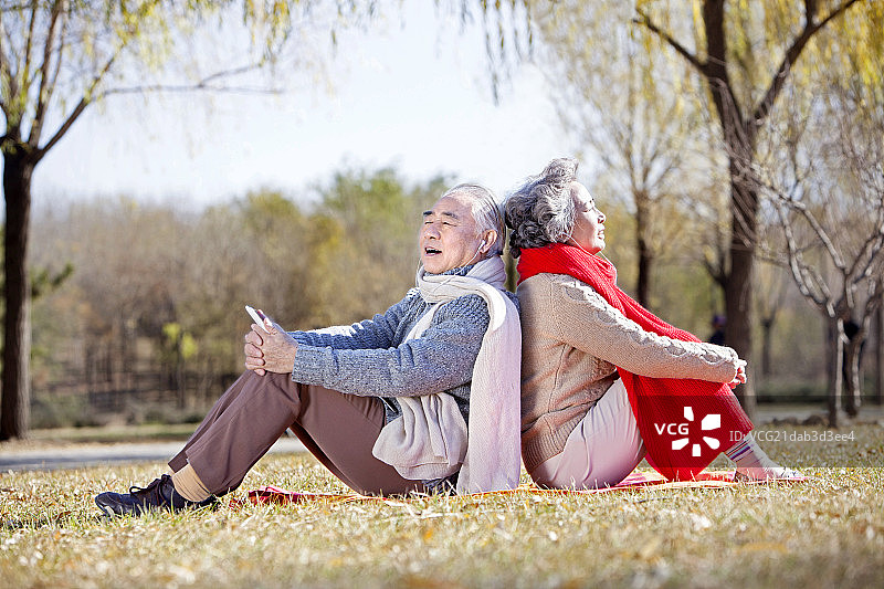 背靠背坐在一起的老夫妻图片素材