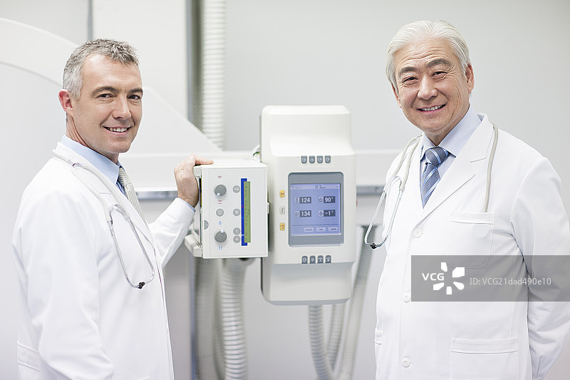 医生与核磁共振扫描仪图片素材