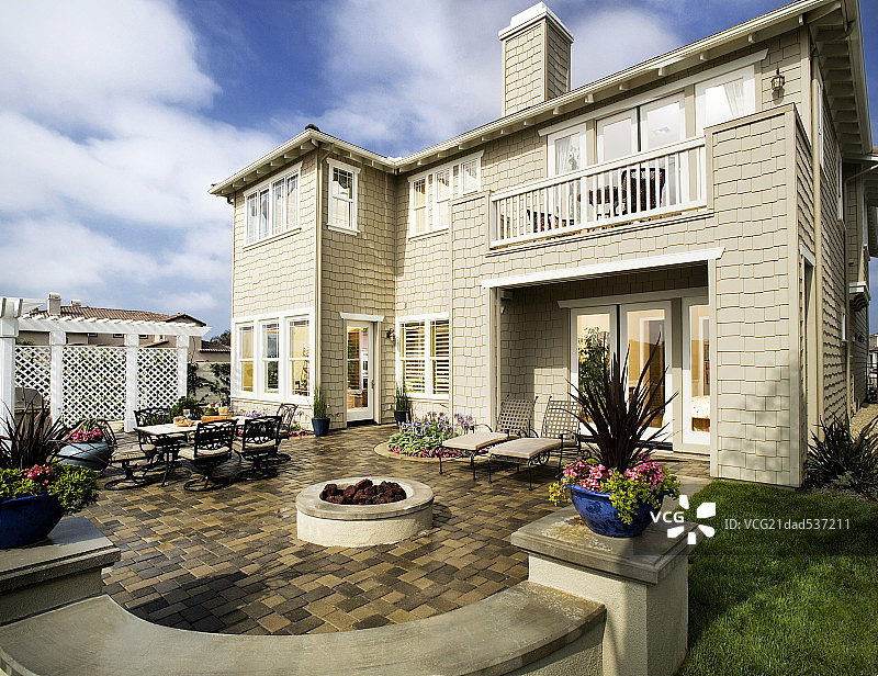 Rear exterior of residential building with seating area; Oxnard; California; USA图片素材
