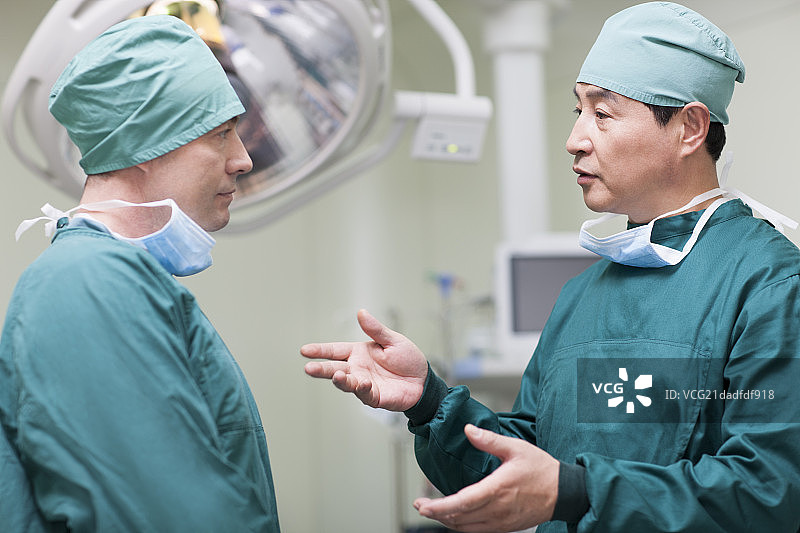 医生们在手术室讨论图片素材