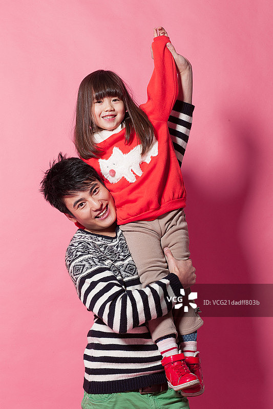 父亲抱着女儿图片素材