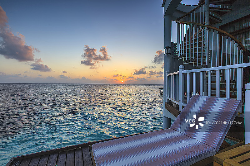 马尔代夫浪漫海岛水屋夕照图片素材