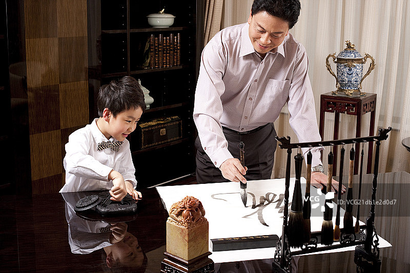 练习书法的祖孙图片素材