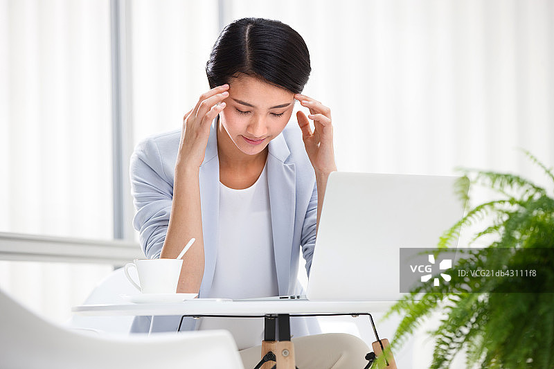 工作疲劳的商务女性图片素材