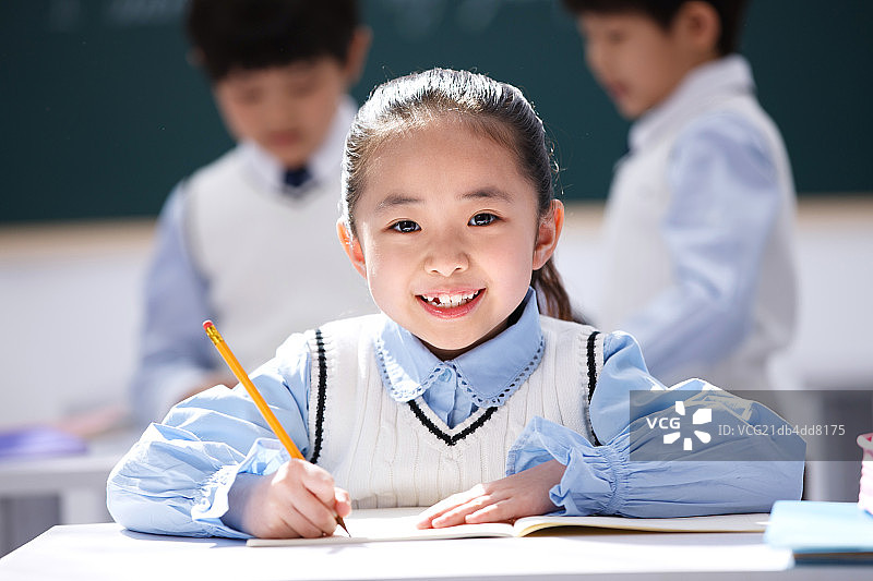 小学生在教室里写作业图片素材