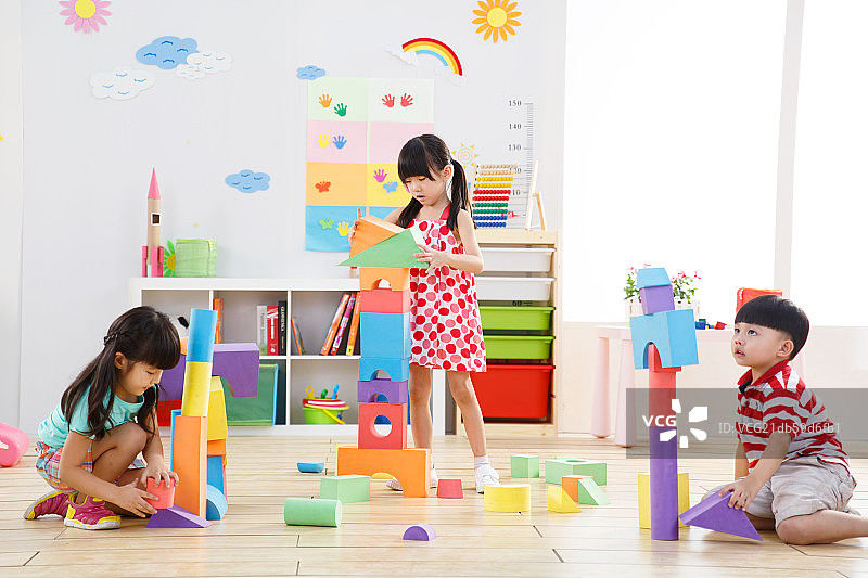 幼儿园儿童在娱乐室玩耍图片素材