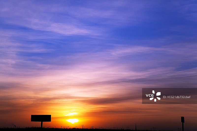 清晨蓝色天空中升起的云图片素材