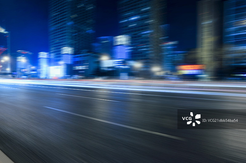 北京CBD摩天大楼夜景和机动车道路运动模糊速度特效图片素材