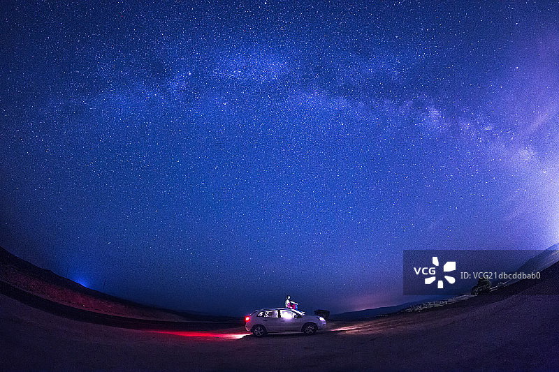 银河下的旅行图片素材