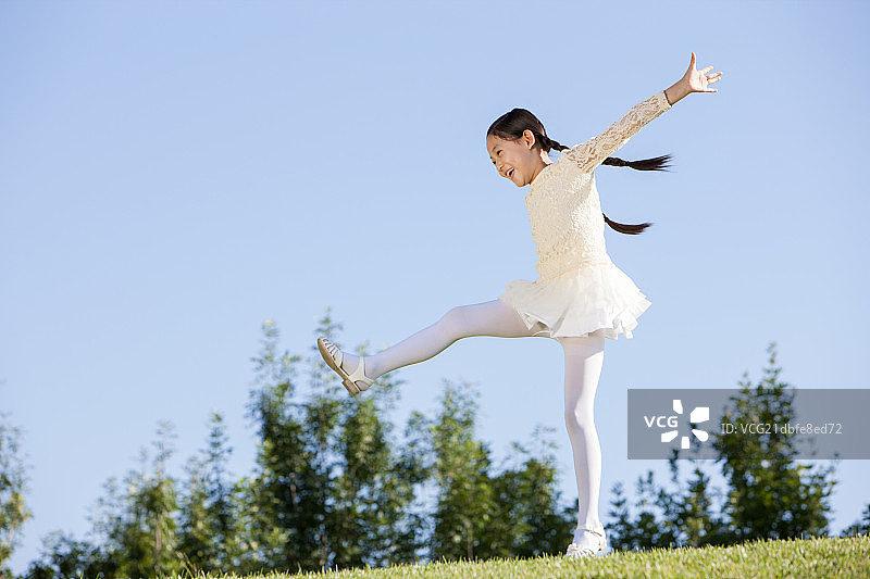 兴奋的小女孩在公园玩耍图片素材