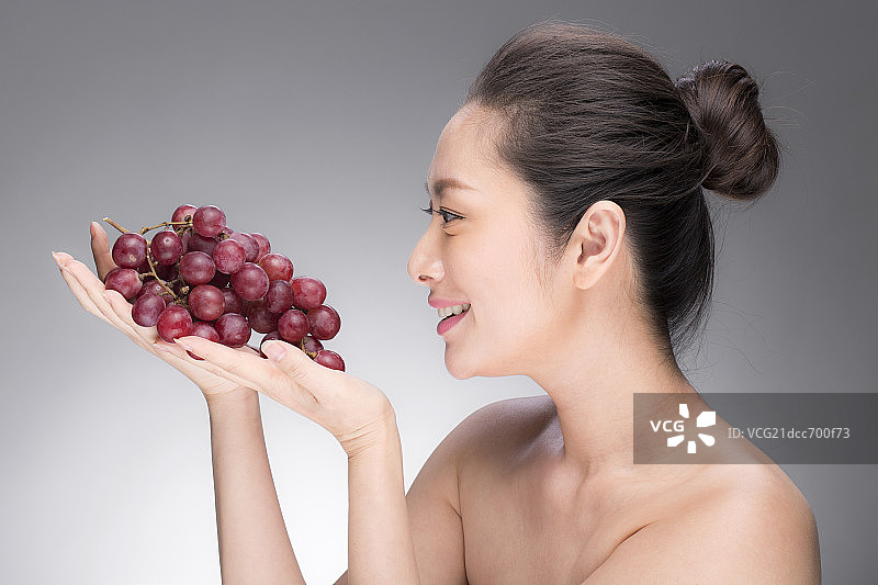 青年女人拿着葡萄图片素材