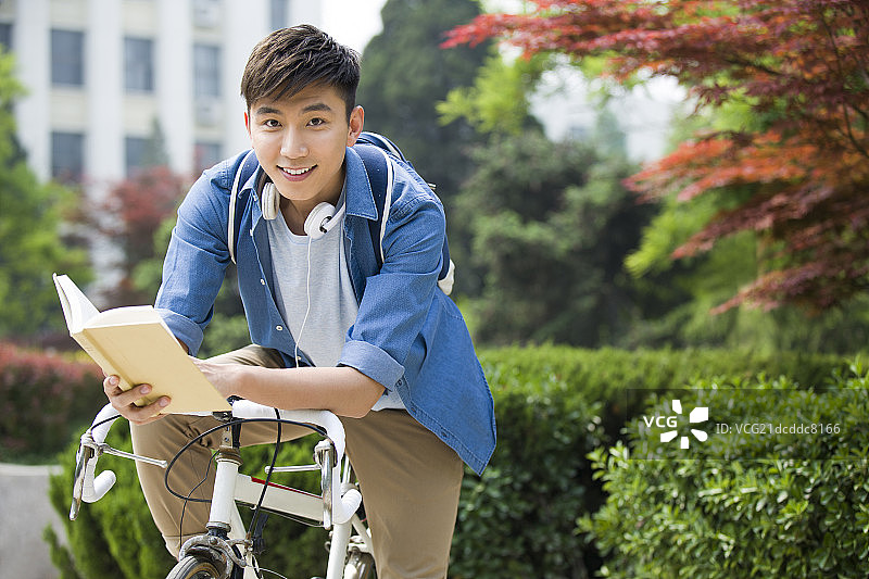 校园里骑单车读书的大学生图片素材