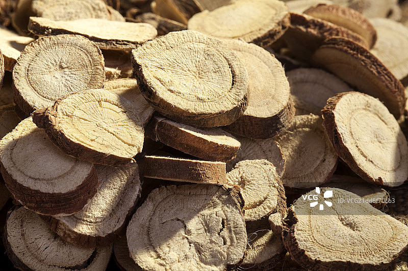 放在桌子上的食材与药品图片素材