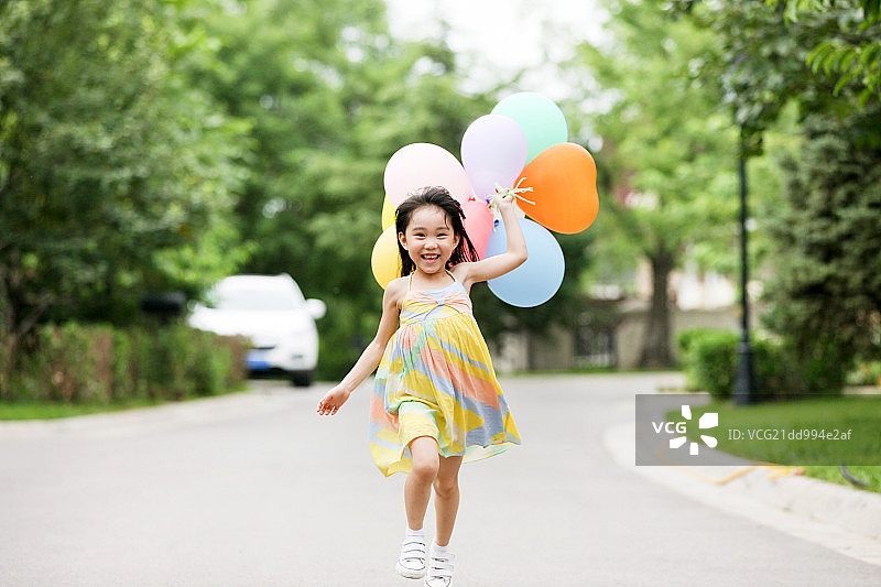 小女孩拿着气球玩耍图片素材