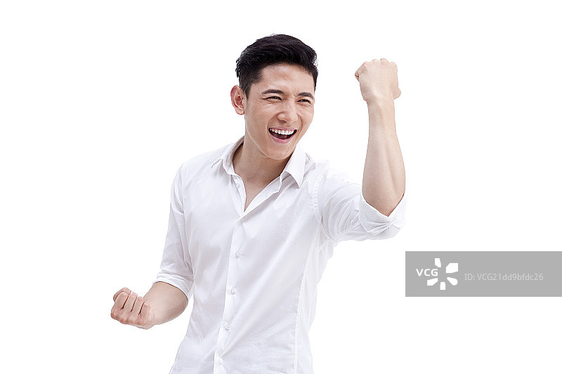 快乐的年轻男子振臂欢呼图片素材