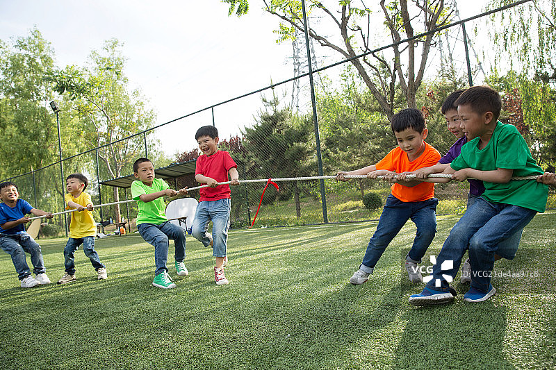 男孩们正在进行拔河比赛图片素材