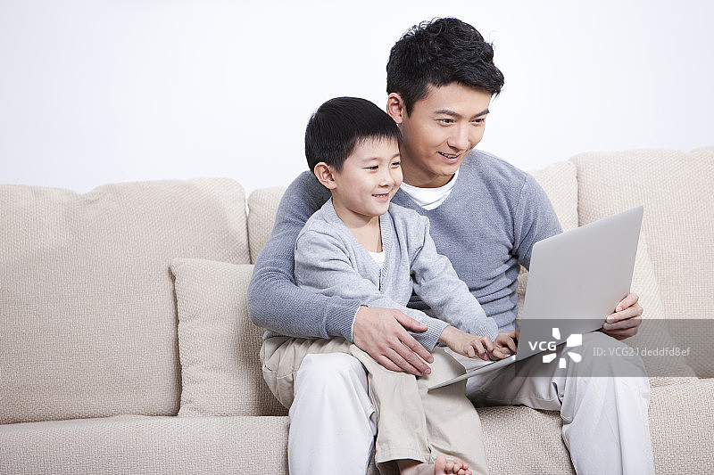 快乐父子与笔记本电脑图片素材
