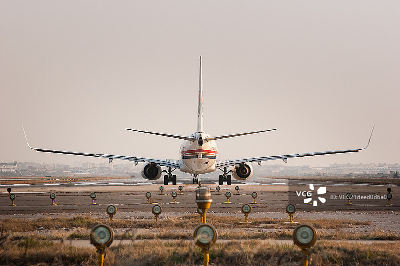 起飞降落的飞机图片素材