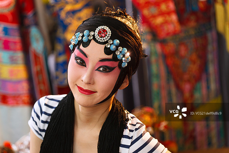 女京剧表演者在整理头饰图片素材