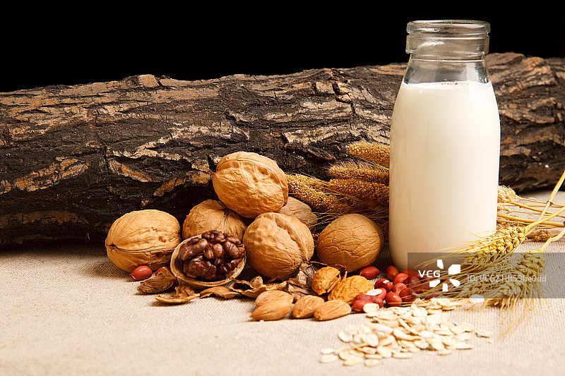坚果和牛奶图片素材