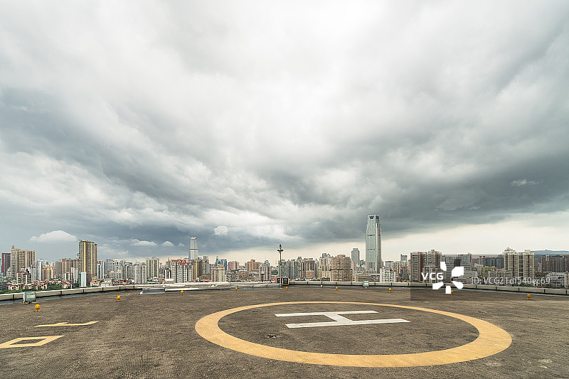 摩天大楼楼顶停机坪图片素材