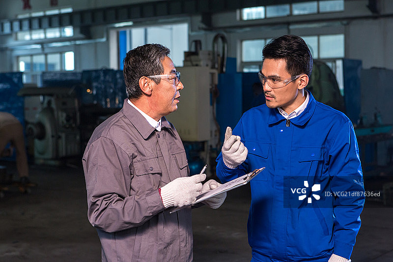 车间工人在工作图片素材