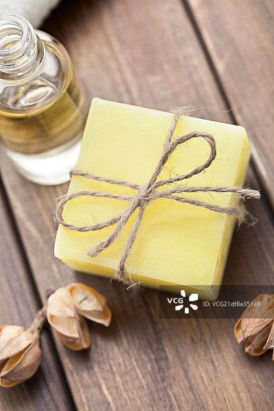 放在桌子上的精油和香皂图片素材