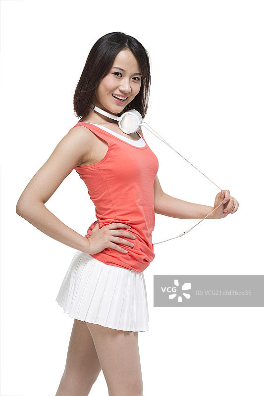 棚拍时尚女青年边听音乐边跳舞图片素材