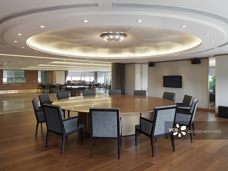 Circular board room with inset ceiling图片素材