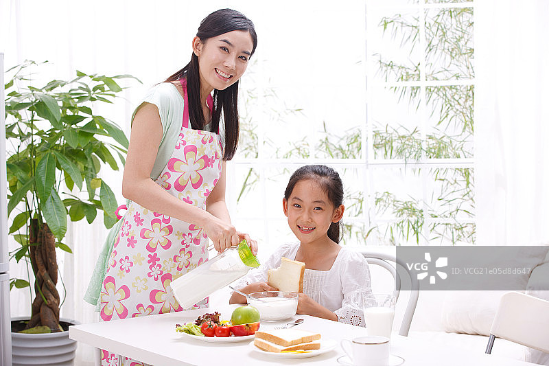 东方母女两人吃早饭图片素材