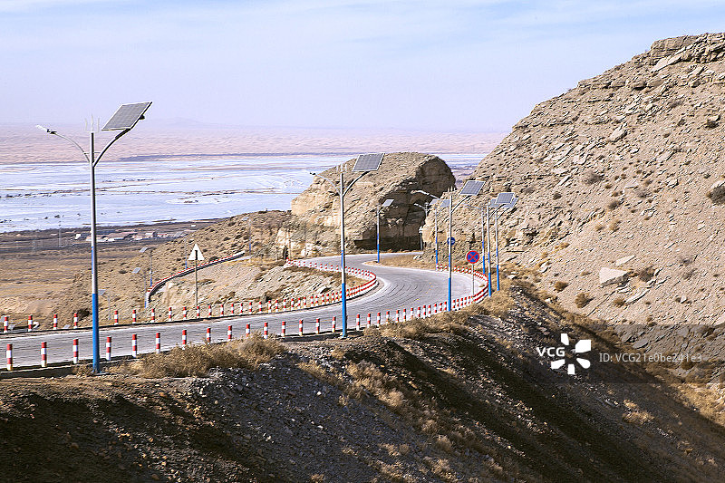 内蒙古甘德尔山的盘山公路图片素材