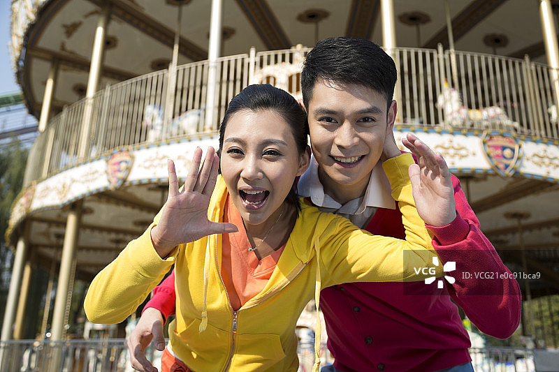 年轻情侣去游乐园玩图片素材